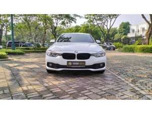 2019 BMW 320i 2.0 Sport Shadow Edition Sedan , tersedia melalui melalui situs Mobil123