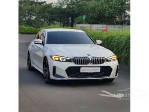 2023 BMW 320i 2.0 M Sport Sedan. TERBARU, JAUH LEBIH MURAH. TANPA INDENT SIAP KIRIM CEPAT , tersedia melalui melalui situs Mobil123