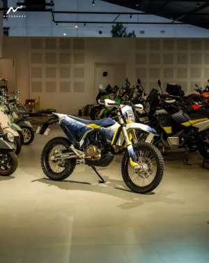 Husqvarna 701 Enduro 2022 White Pine View Decal Bisa Tukar TT , tersedia melalui melalui situs Olx