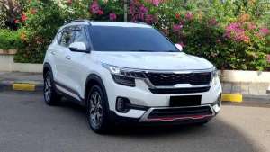 Jual bekas Low Km Kia Seltos 1.4 AT GT Line Glacier putih Sunroof 20232022 Km.29,lokasi di Jakarta Barat