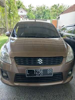Suzuki ertiga 2012 MT , tersedia melalui melalui situs Olx