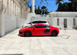 Audi R8 tahun 2008 , tersedia melalui melalui situs Olx