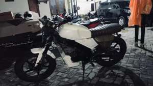 Jual bekas Motor custom basic Vixon 2012 putih,lokasi di Surabaya Kota