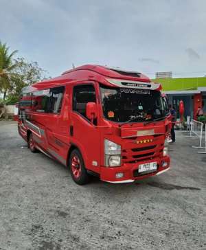 Di jual mini bus merk isuzu, buat pariwisata, deng harga 400 juta nego , tersedia melalui melalui situs Olx