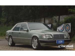1998 Mercedes-Benz E230 2.3 W210 2.3 Automatic Sedan Abu Abu , tersedia melalui melalui situs Carmudi