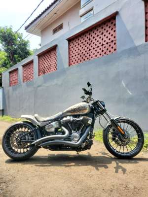 Harley Davidson Softail Break out 2019 , tersedia melalui melalui situs Jualmotorbekas