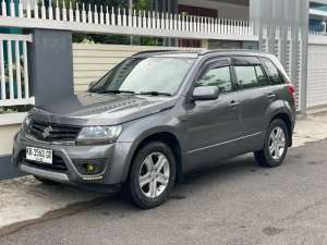 Suzuki grand vitara , tersedia melalui melalui situs Olx