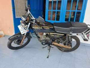 Honda gl100 tahun 1984 , tersedia melalui melalui situs Olx
