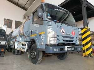 Isuzu ELF 6rdHD Th2023 Tangki Solar 8000LKir Resmi , tersedia melalui melalui situs Olx