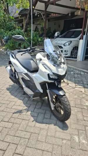 ADV 160 TYPE TERTINGGI lokasi di Wiyung, tersedia melalui melalui situs Olx