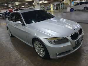 BMW 3 Series 320i e90 lci matic 2012 low km , tersedia melalui melalui situs Cintamobil