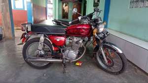 Honda CB 100 glatik 1974 lokasi di Pamulihan, tersedia melalui melalui situs Olx