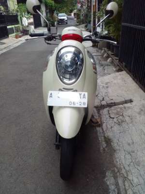 Honda scoopy th 2013 lokasi di Kelapa Dua, tersedia melalui melalui situs Olx