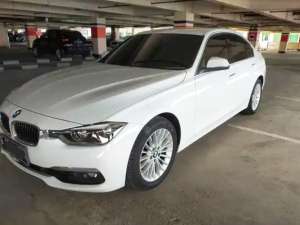 BMW 320i 2018 Luxury Rawatan ATPM Km 30rb Plat B GENAP Pjk MAR 2025 No Pr Siap Pakai KREDIT TDP 30jt , tersedia melalui melalui situs Cintamobil