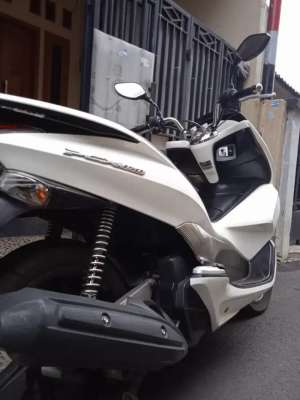 DI JUAL HONDA PCX TAHUN 2013 lokasi di Bekasi Barat, tersedia melalui melalui situs Olx