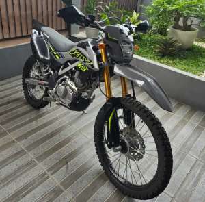 DIJUAL KLX SM SE ABU-ABU 2024 ODO 92KM GRESSS lokasi di Dramaga, tersedia melalui melalui situs Olx