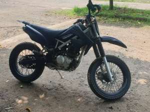 Dijual motor trail KLX hitam tahun 2009 lokasi di Cileungsi, tersedia melalui melalui situs Olx