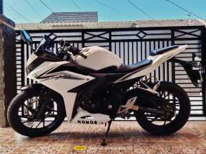 Honda CBR 150R tahun 2017 lokasi di Sukabumi, tersedia melalui melalui situs Olx