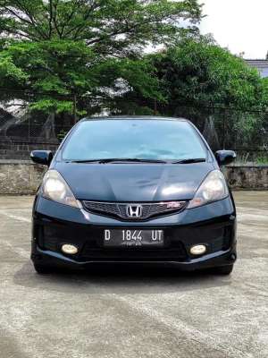 Jual bekas jazz rs 2013 matic hitam,lokasi di 