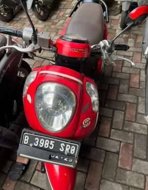 JUAL CEPAT HONDA SCOOPY RED TAHUN 2015 lokasi di Grogol Petamburan, tersedia melalui melalui situs Olx