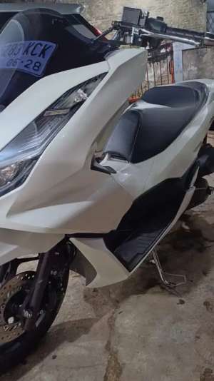 Pcx 160 CBS Putih lokasi di Bekasi Barat, tersedia melalui melalui situs Olx