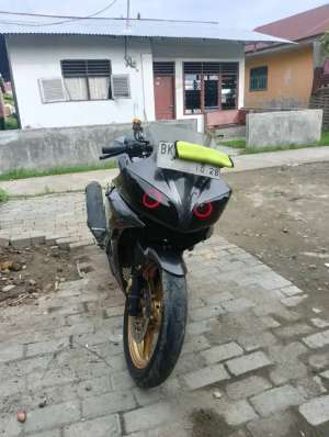 R15 V2 tahun 2016 abu abu lokasi di Medan Helvetia, tersedia melalui melalui situs Olx