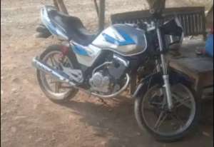 Suzuki thunder Lengkap lokasi di Compreng, tersedia melalui melalui situs Olx