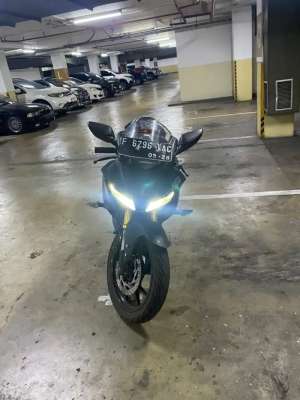 Yamaha R15 V3 2021 dijual murah lokasi di Kelapa Gading, tersedia melalui melalui situs Olx