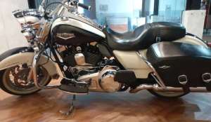 Harley Road King classic 2014 km 7000 mabua FP Rushmore putih hitam lokasi di Kelapa Gading, tersedia melalui melalui situs Olx