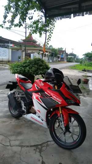 HONDA CBR150R 2022 ISTIMEWA lokasi di Kalipare, tersedia melalui melalui situs Olx