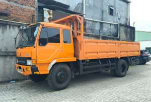 Jual bekas MULUSbanBARU MURAH Mitsubishi Fuso engkel 4x2 bak besi 2017 triway,lokasi di DKI Jakarta