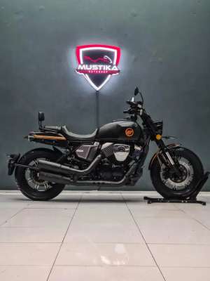 Odo 8rb Like New Benelli V Keeway 250 2021 like new - Zaky Mustika lokasi di Sukun, tersedia melalui melalui situs Olx