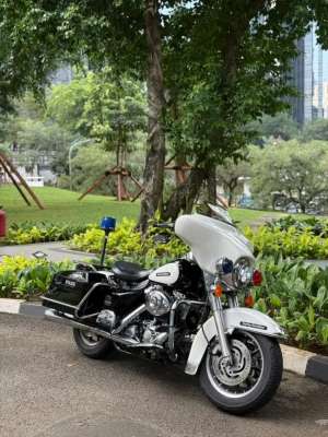 Harley Electra Police Black White 2006 lokasi di Cempaka Putih, tersedia melalui melalui situs Olx