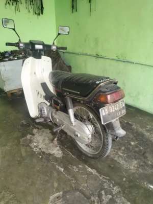 Suzuki rc 100 masih mulus tangan pertama lokasi di Magelang Tengah, tersedia melalui melalui situs Olx