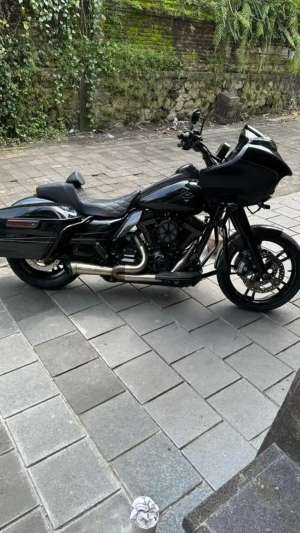 Harley davidson roadglide lokasi di Gianyar, tersedia melalui melalui situs Olx
