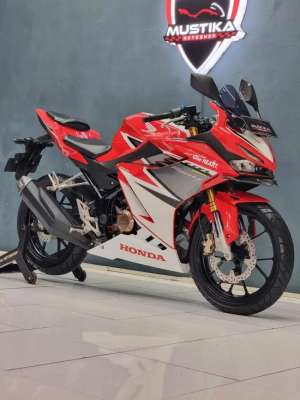 Jual bekas Honda CBR 150 2021 Type Tertinggi Body mulus trawat - Zaky Mustika,lokasi di Sukun