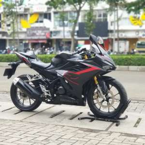 Jual bekas HONDA CBR 150 R TAHUN 2021 HITAM FAVORIT LOW KM 16K,lokasi di Karawaci