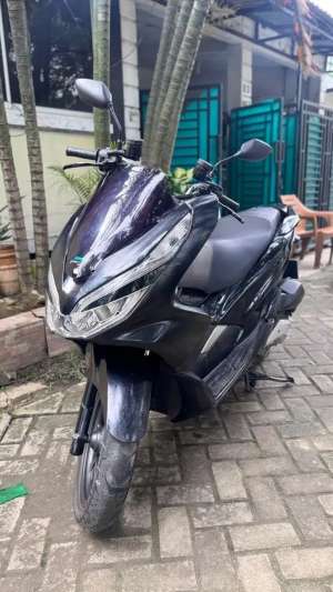 Honda Pcx 2018 Hitam lokasi di Sepatan, tersedia melalui melalui situs Olx