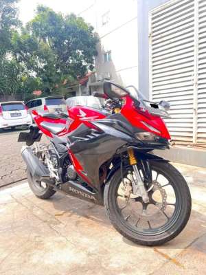 New CBR 150r 2022 lokasi di Ciputat Timur, tersedia melalui melalui situs Olx
