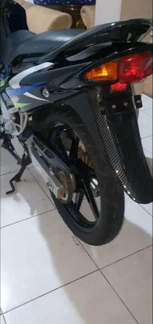 Satria hiu 2005 biru hitam lokasi di Tegalsari, tersedia melalui melalui situs Olx