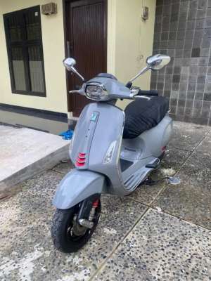 Vespa sprint iget grey lokasi di Pancoran Mas, tersedia melalui melalui situs Olx