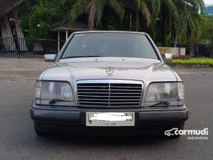Jual bekas 1995 Mercedes-Benz E220 2.2 Sedan Manual Silver unit Siap Pakai Terawat Lokasi Surabaya Info Irna Bsm,lokasi di Jawa Timur