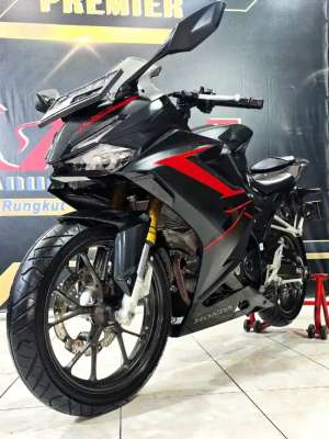 Jual bekas All-New CBR150 black matte 2022 low km super. Anugerah motor rungkut,lokasi di HR Muhammad