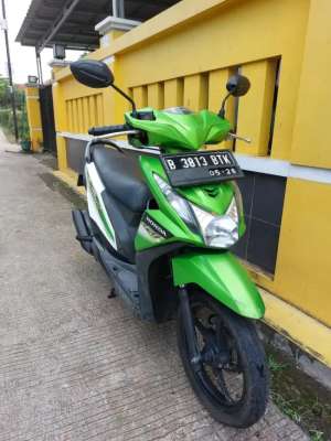 Jual bekas Beat 2013 hijau surat lengkap,lokasi di Bojongsari