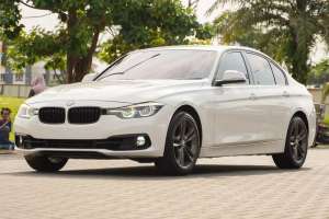 Jual bekas BMW 320i Sport Shadow Edition LCI White 2019 330i c300 c200 x1,lokasi di 