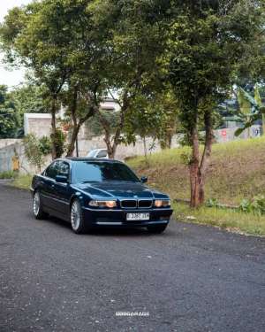 Jual bekas BMW E38 728i SWB CBU 2001 AT Rare,lokasi di 