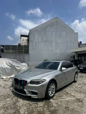 Jual bekas Bmw f10 523i sunroof tax on cash credit,lokasi di 