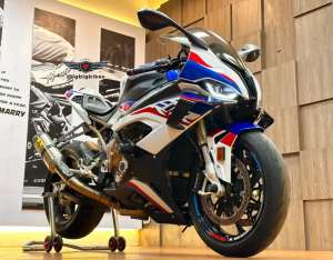 Bmw s1000rr M package lokasi di Tenggilis Mejoyo, tersedia melalui melalui situs Olx