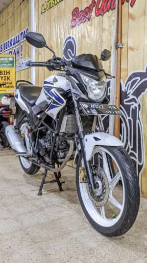 Jual bekas CB 150R 2015 MANTAP POLLBPKB ONLYNON KREDIT,lokasi di Sumber Sari