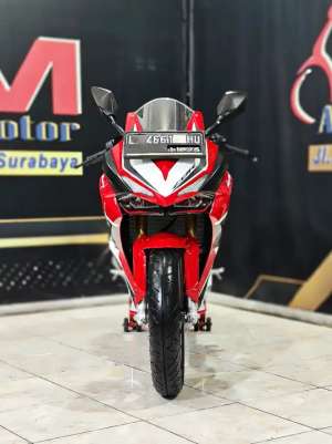 Jual bekas Cbr 250 Racing Red km.300perak simpanan 2020. Anugerah motor rungkut,lokasi di Raya Darmo